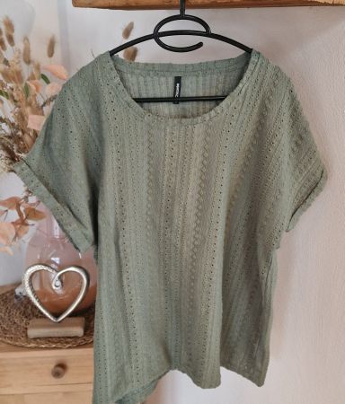 Sommerliches Lochmuster-Shirt in Olivgrün, Grösse L