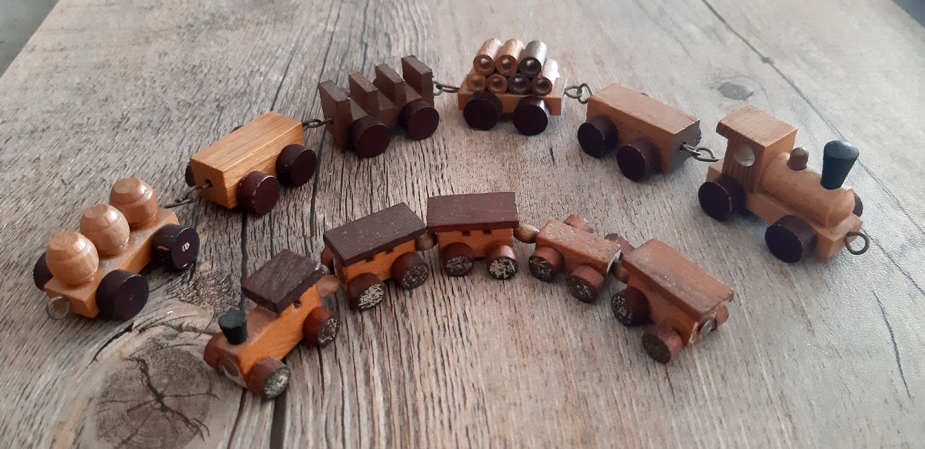 Giocattoli: Mini Züglein  -  Eisenbahnen  -  aus Holz  -  2 Stk. – Usato da Tagelswangen venduto da BrigittaC01 1