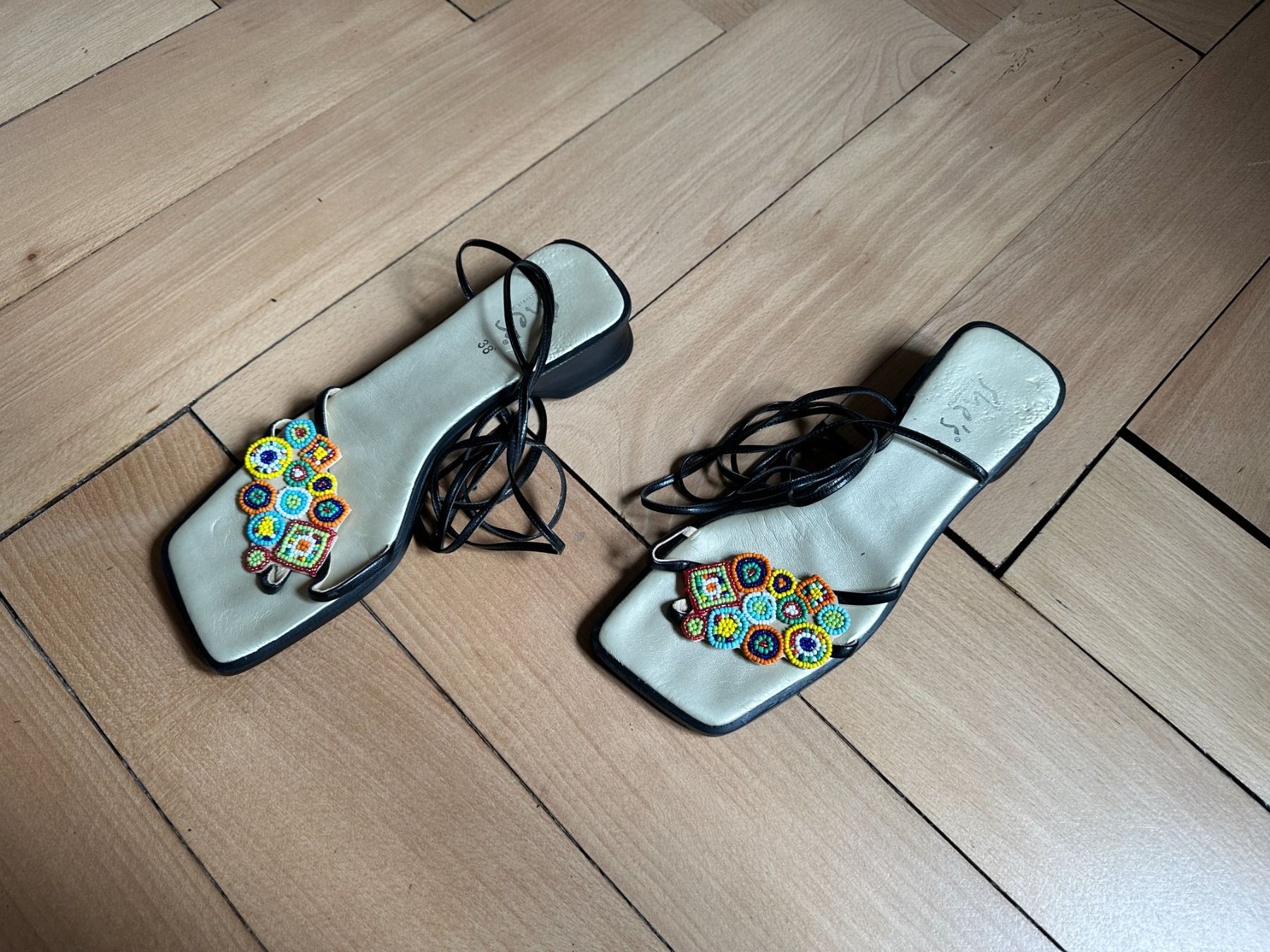 Chaussures femmes: SHE'S - Schnürsandale schwarz mit Perlchen 38 – D'occasion à Zürich par Diazaio
