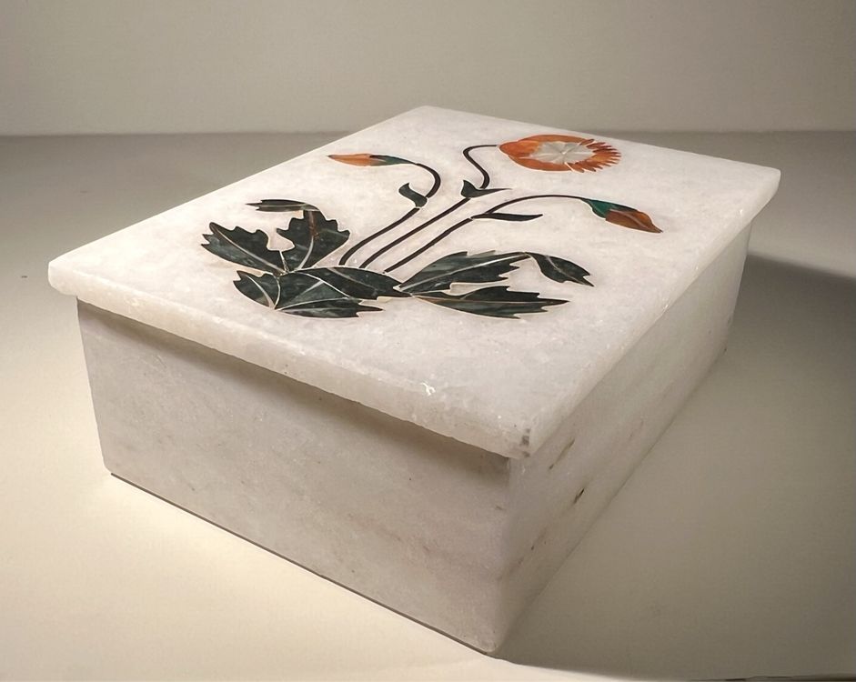 Boîte en albâtre avec dessin de fleurs