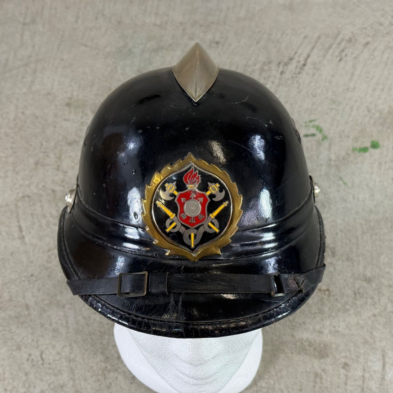 Pompieri: Antiker Feuerwehrhelm mit Emblem – Usato da Basel venduto da Brocki-auf-dem-Wolf 5