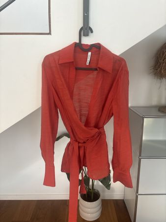 Rote Wickelbluse