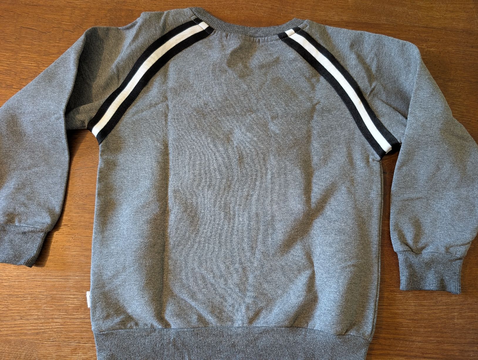 Maglioni & Felpe: Pullover grau Grösse 110-5Y mit Tigerprint guter Zustand – Usato da Bern venduto da Zorro333 1
