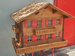 Grosses schönes Holz Chalet (Modell, Firsthöhe 82 cm)