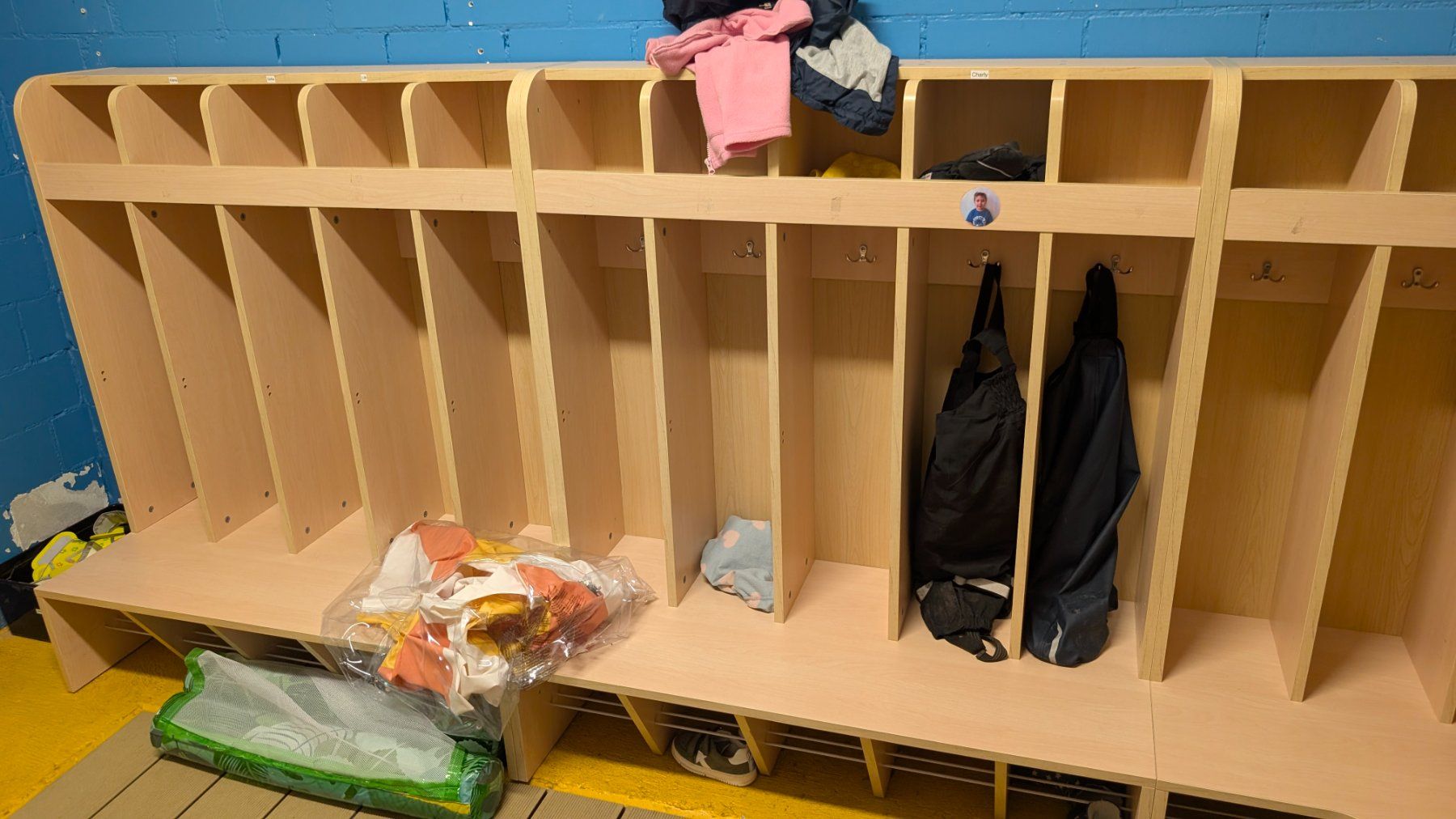 Garderobe: Garderoben von Kinderkrippe ausHolz – Gebraucht aus Kilchberg ZH von christophschmid 1