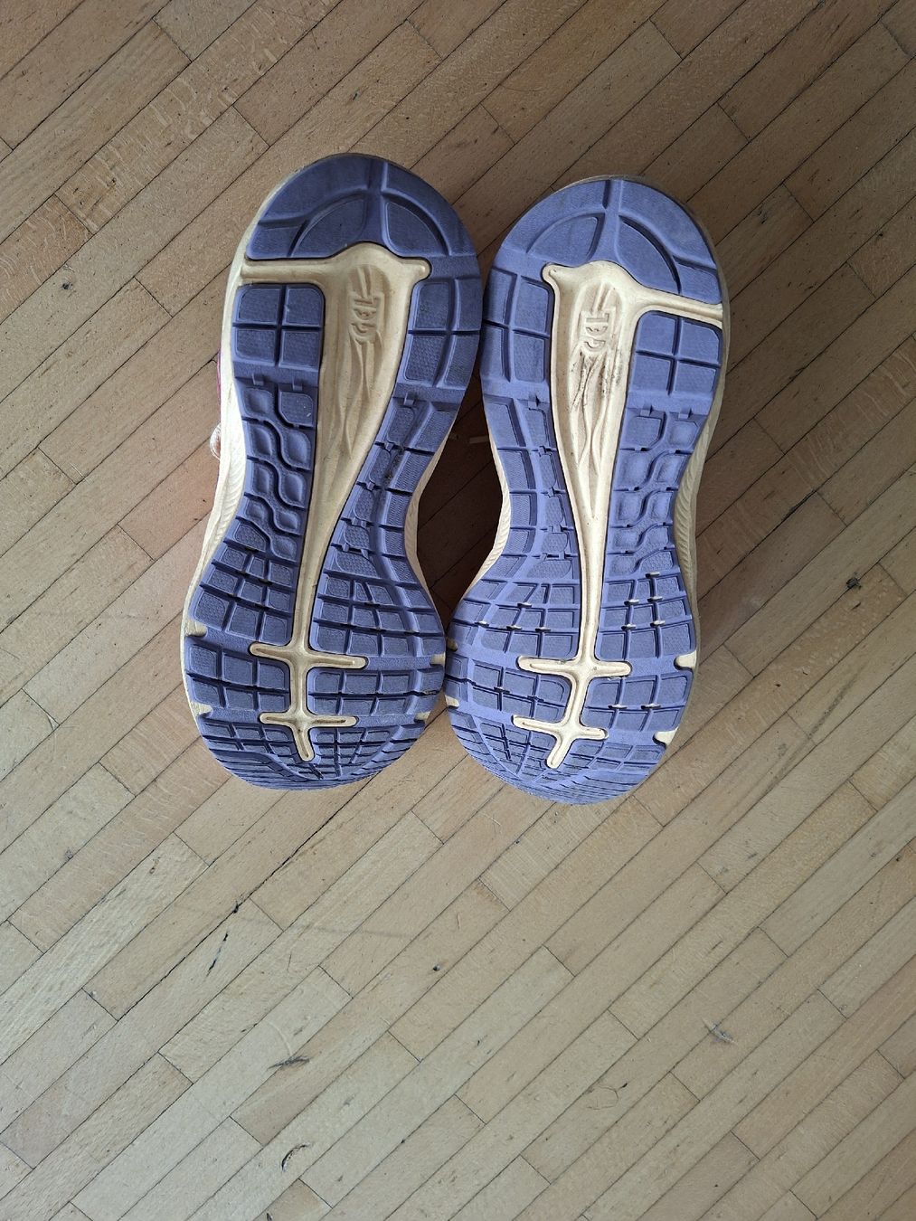 Asics Schuhe für Mädchen: Laufschuhe Asics Grösse 35 – Gebraucht aus Staufen von suzykathmandu 2