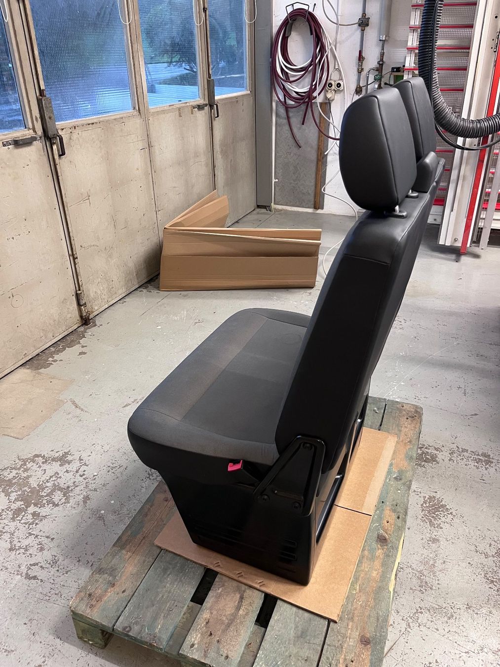 VW Toutes les pièces détachées: VW T6.1 Doppelsitzbank – D'occasion à Rothenthurm par jeisi99 1