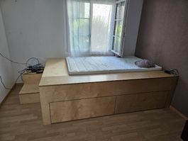 grosses Studio-Bett mit viel Stauraum