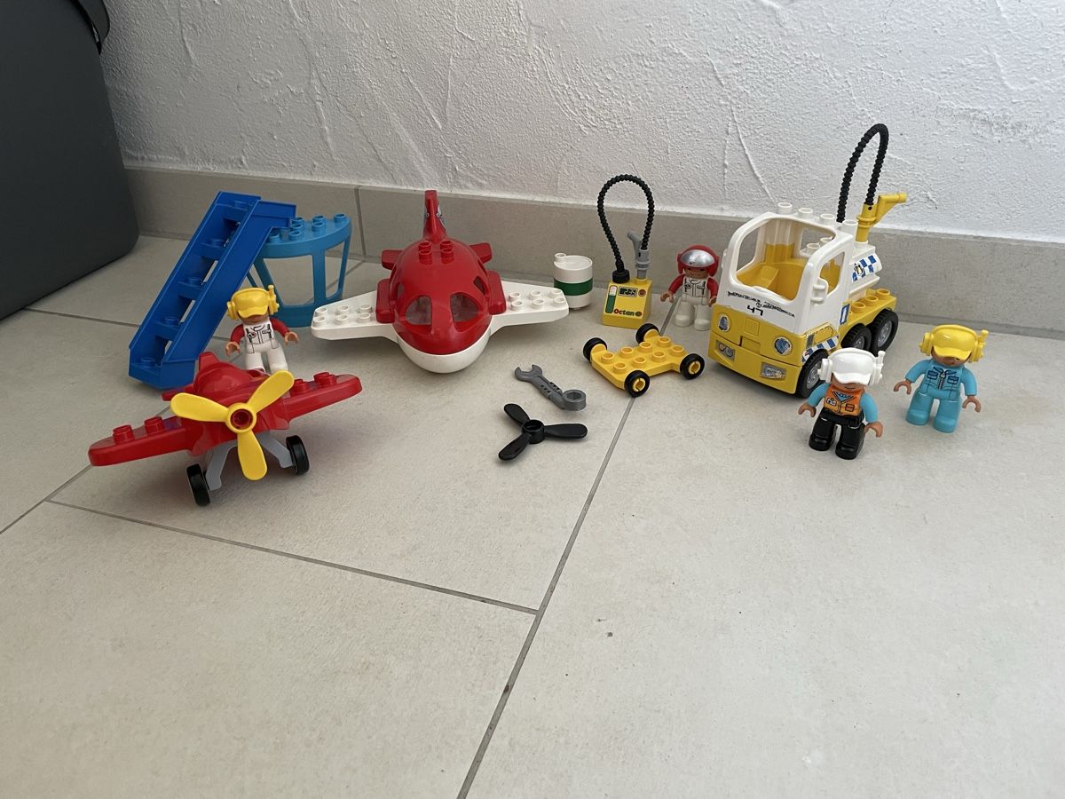 Lego Kit di costruzioni: Flughafen Set Lego Duplo, Flugzeug, Tanklaster – Usato da Willisau venduto da Kaja24
