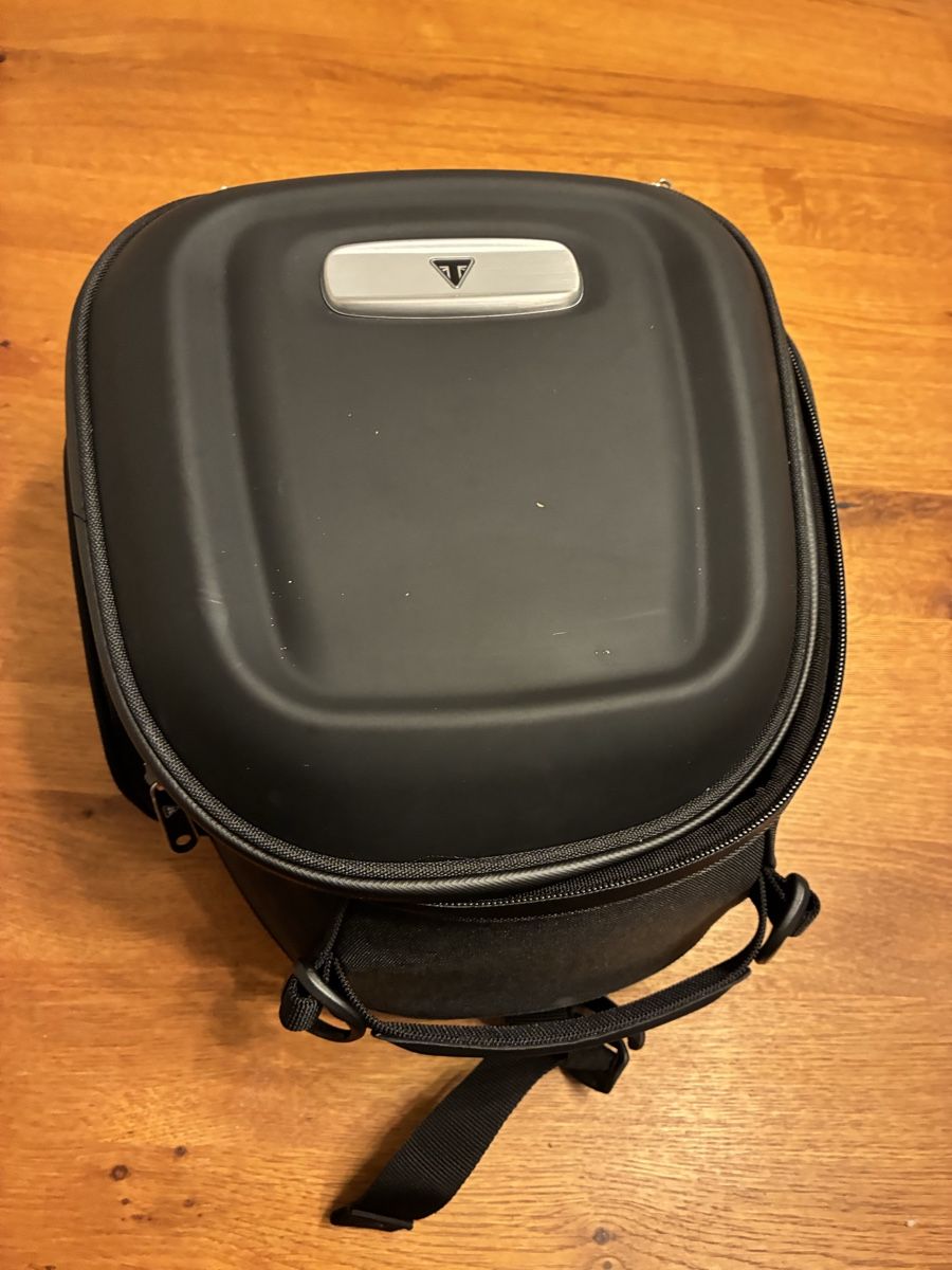 Triumph Topcase: Triumph Rocket 3 Sitztasche – Neu (gemäss Beschreibung) aus Oberkirch LU von Fox00