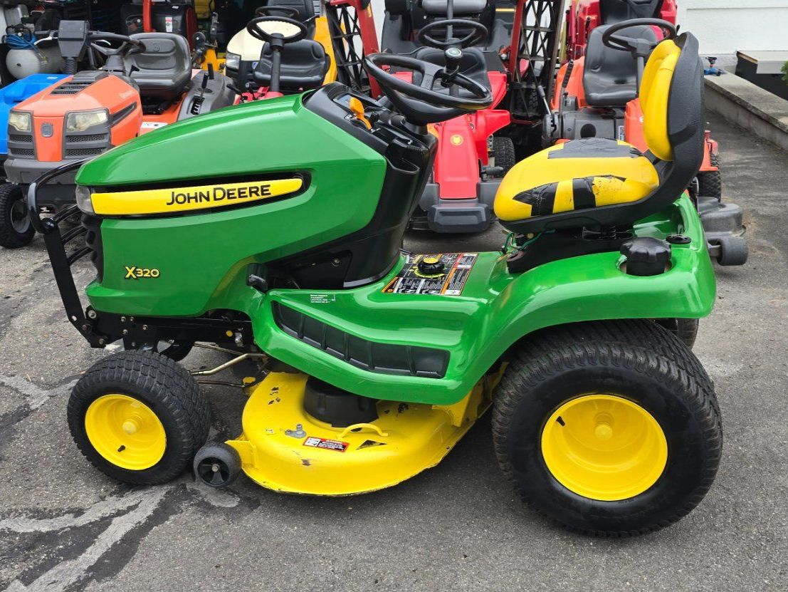 John Deere Tagliaerba: John Deere X320 Rasentraktor - Frühlings-Schnäppchen! – Usato da Rain venduto da Fafan069 1