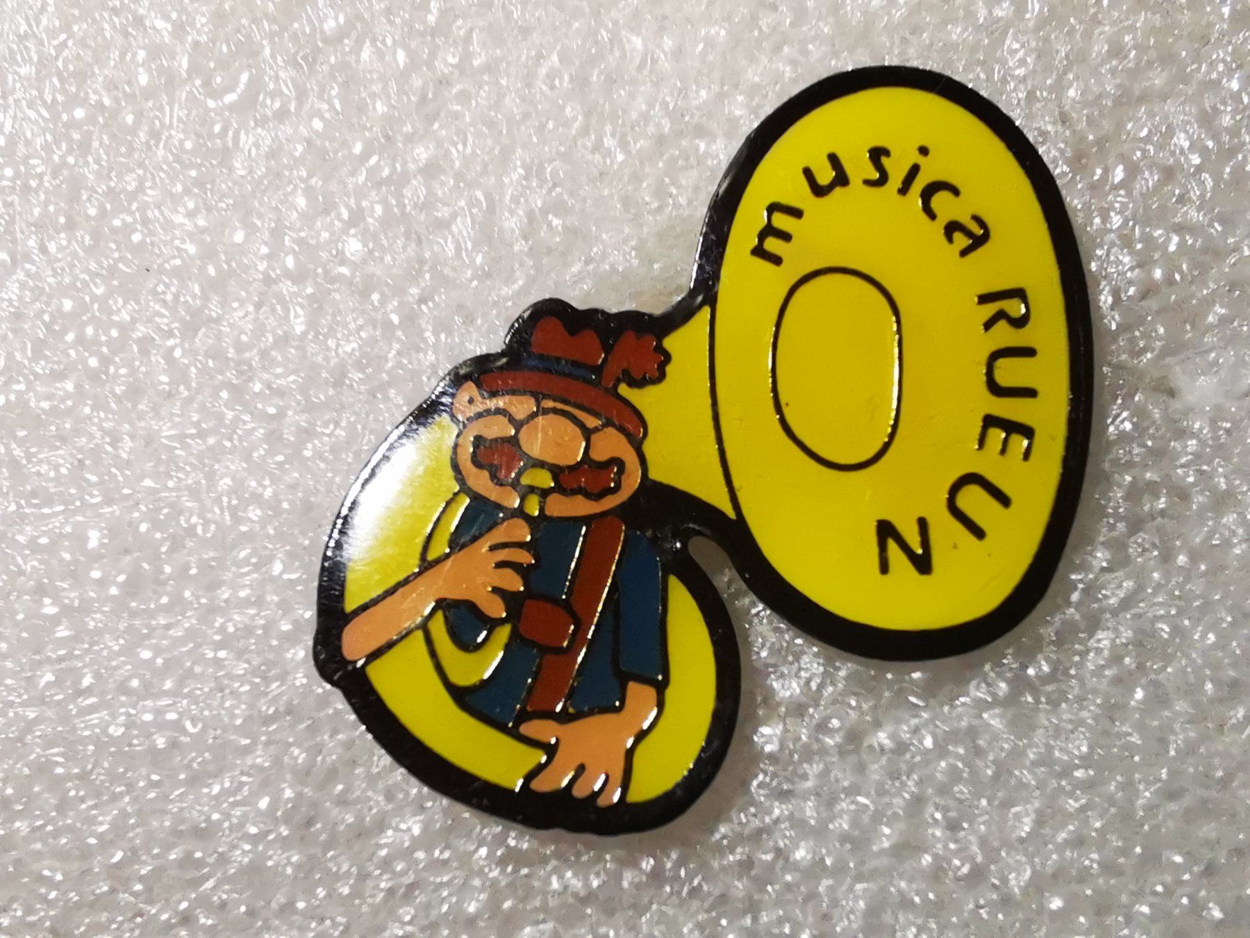 Placchette & Badge: Ansteckpin 15: Musica Rueun – Usato da Oppligen venduto da Pin-Fall-Shop