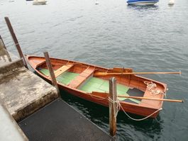 Holzruderboot
