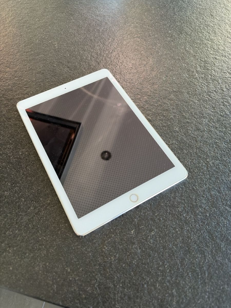 Apple Tablet PC: iPad Air 2 / 127 GB / Wifi – Usato da Schongau venduto da adi1376