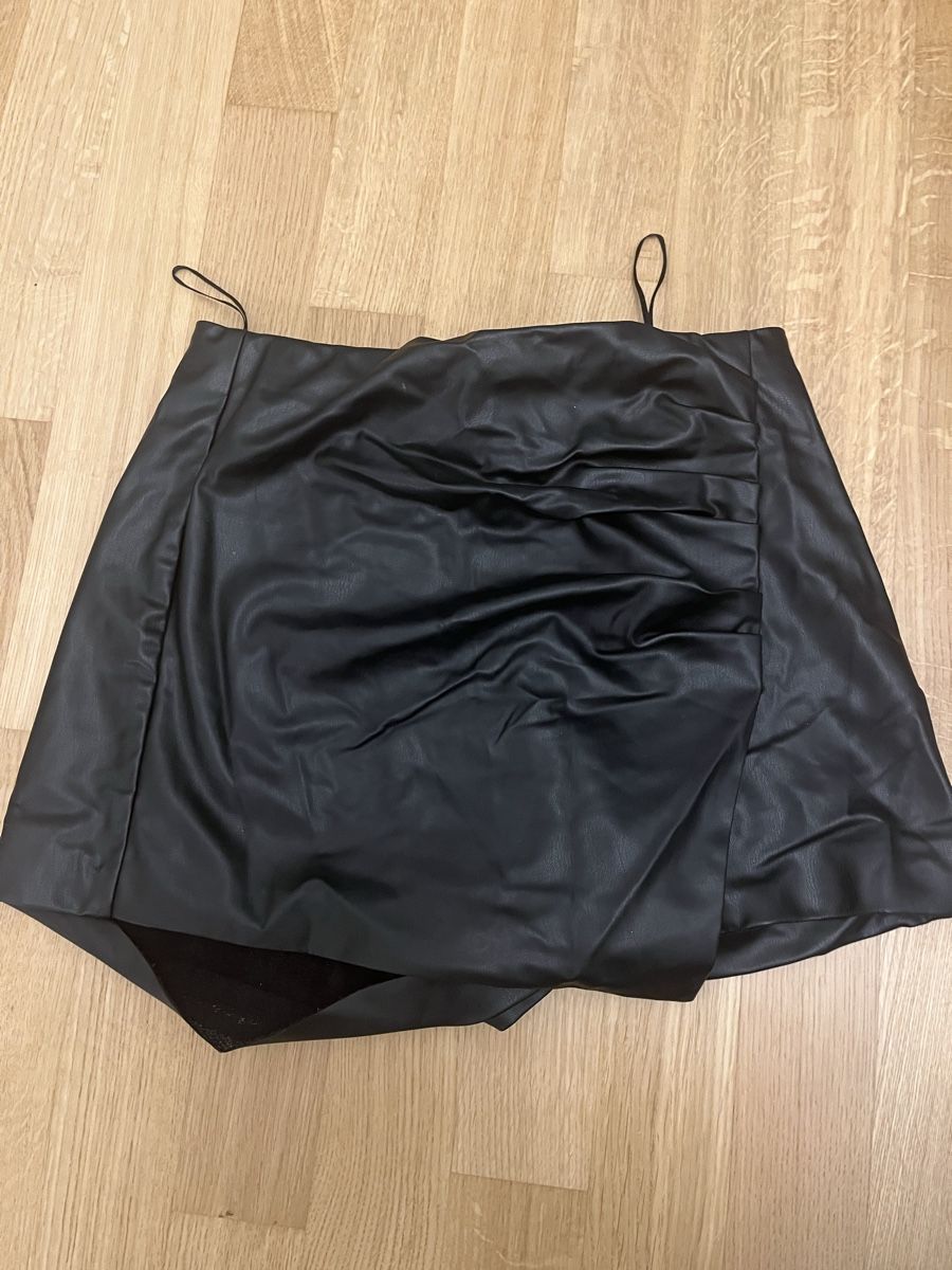 Jupes: Jupe short cuir – D'occasion à Biel/Bienne par tam_ysd9