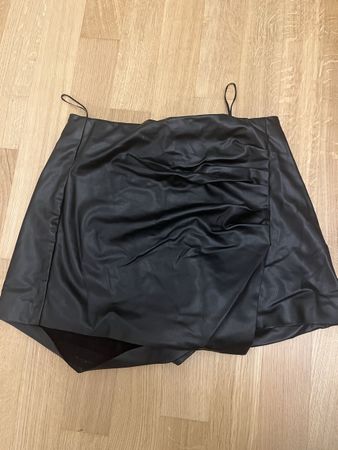 Jupe short cuir