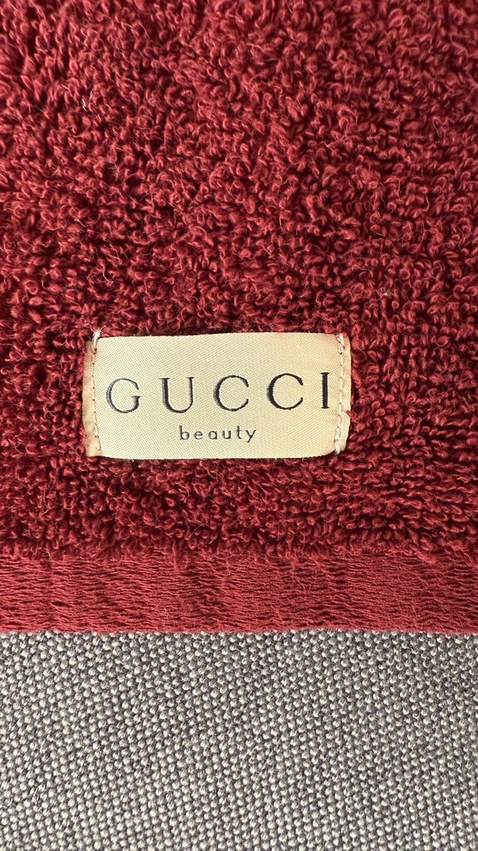 Gucci Serviettes de bain: Gucci Beauty Kleines Handtuch – Neuf (Voir description) à Zürich par sel_9kd 2