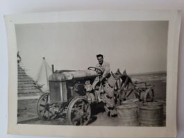 Alte Fotografie Traktor mit Mann historisch 1928 R50