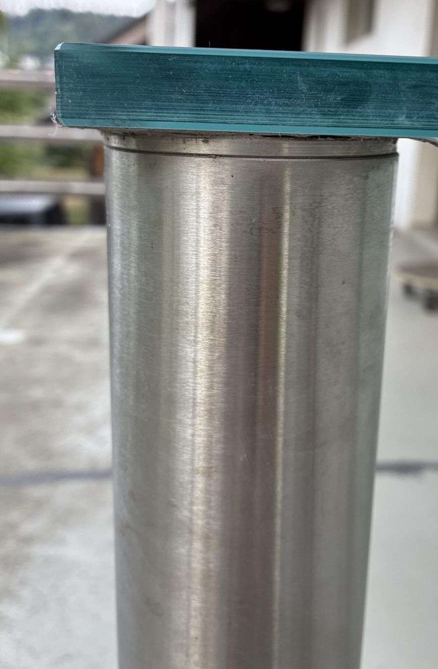 Tables: Tisch Glas satiniert  - Beine Alu rund – D'occasion à Oberkulm par Weberlisa 4