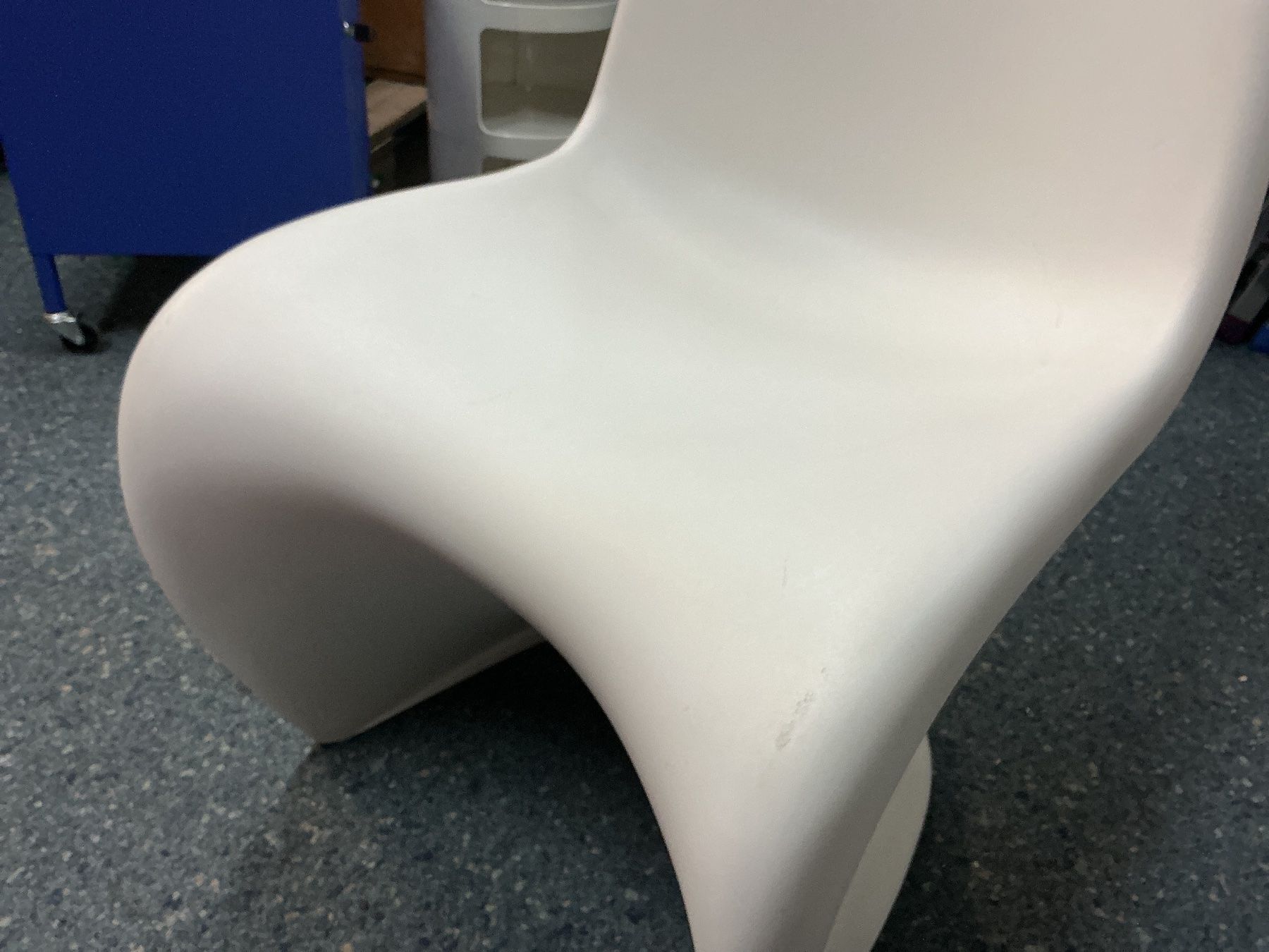 Sedie: Weisser Schalenstuhl von vitra – Usato da Bern venduto da vielerart 5