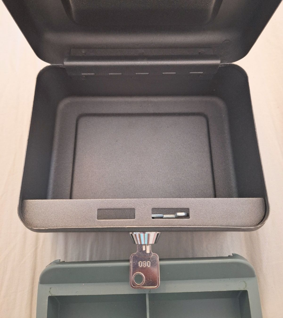 Altro per la casa: Small HMF cash box with key – Usato da Volketswil venduto da LisaSch1 3