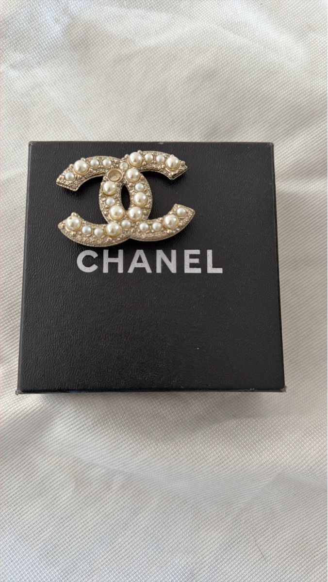 Chanel Broschen & Nadeln: Chanel Brooch, Gold Tone with Pearls, Spring Accessory – Gebraucht aus Geneve von esp_8rbh