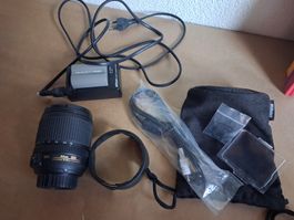 Nikon DX AF-S Nikkor 18-105mm Objektiv, Ladegerät,  Batterie