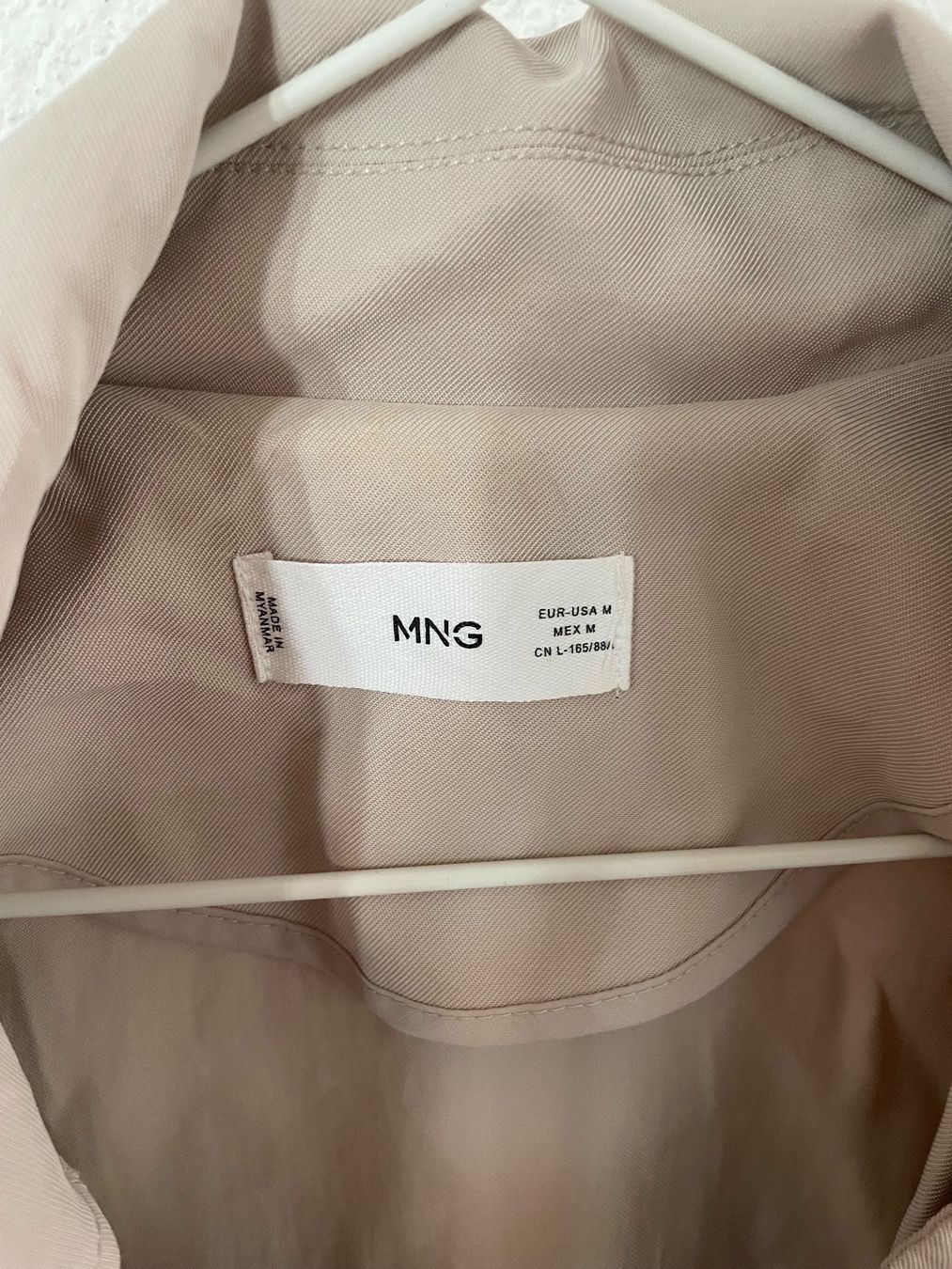 Mango Cappotti: Cooler und leichter, beiger trench coat – Usato da Zürich venduto da Camiro6 1