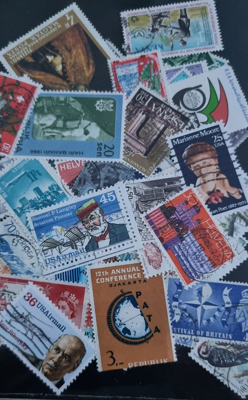 Tutti i francobolli: 100 div. Welt- Mondo  Briefmarken – Nuovo e nell'imballaggio originale da Frauenfeld venduto da Bleeddragon 1