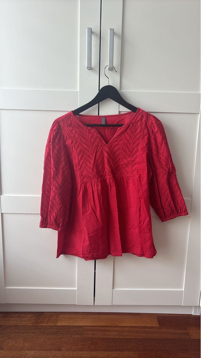 Camicette: Rotes Damen Oberteil Grösse L mit Spitze – Usato da Nänikon venduto da Caro8989