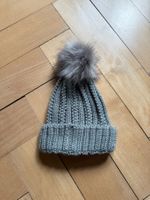 Strickmütze grau mit Fellpuschel