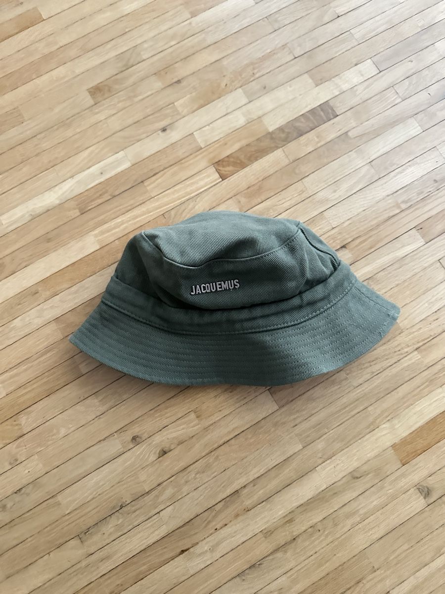 Jacquemus Copricapi, berretti & cappellini: JACQUEMUS Bucket Hat – Usato da Langenthal venduto da iamzeko