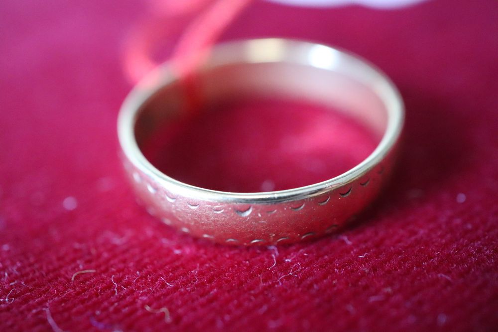 18 Karat Gold Anhänger Pendelleuchter – 11 Mm Lang, 9 Mm Breit, Doppelt Glasierte Oberfläche, Mit Etui