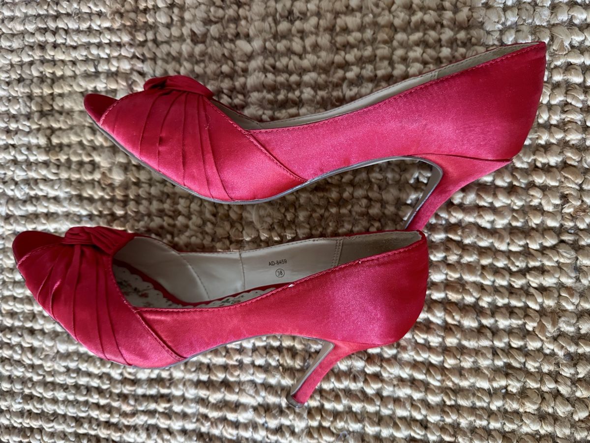 Scarpe da donna: Satin Damenschuhe rot Grösse 38 – Usato da Zollikofen venduto da AureusManus 2