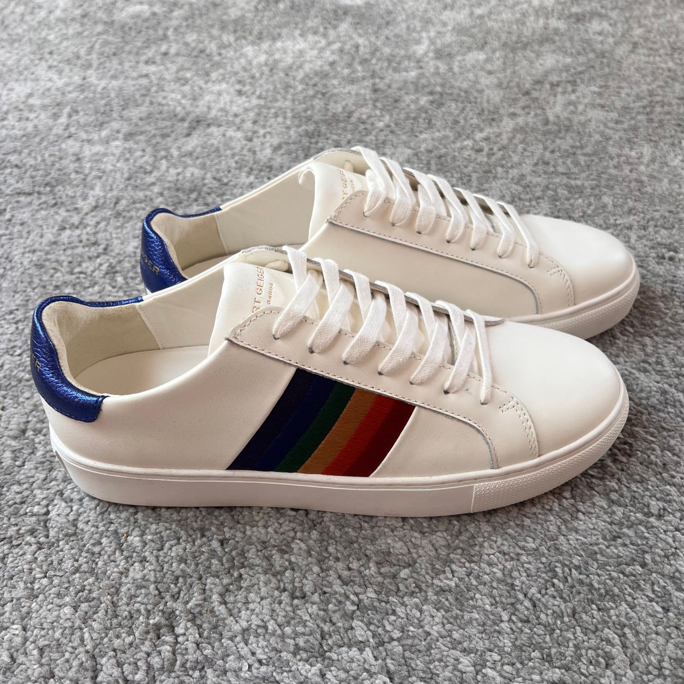 Kurt Geiger Scarpe da uomo: Baskets Kurt Geiger à rayures multicolores - Taille 43 – Nuovo e nell'imballaggio originale da Préverenges venduto da DB1028