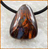 Boulder Opal Anhänger mit Kautschukband
