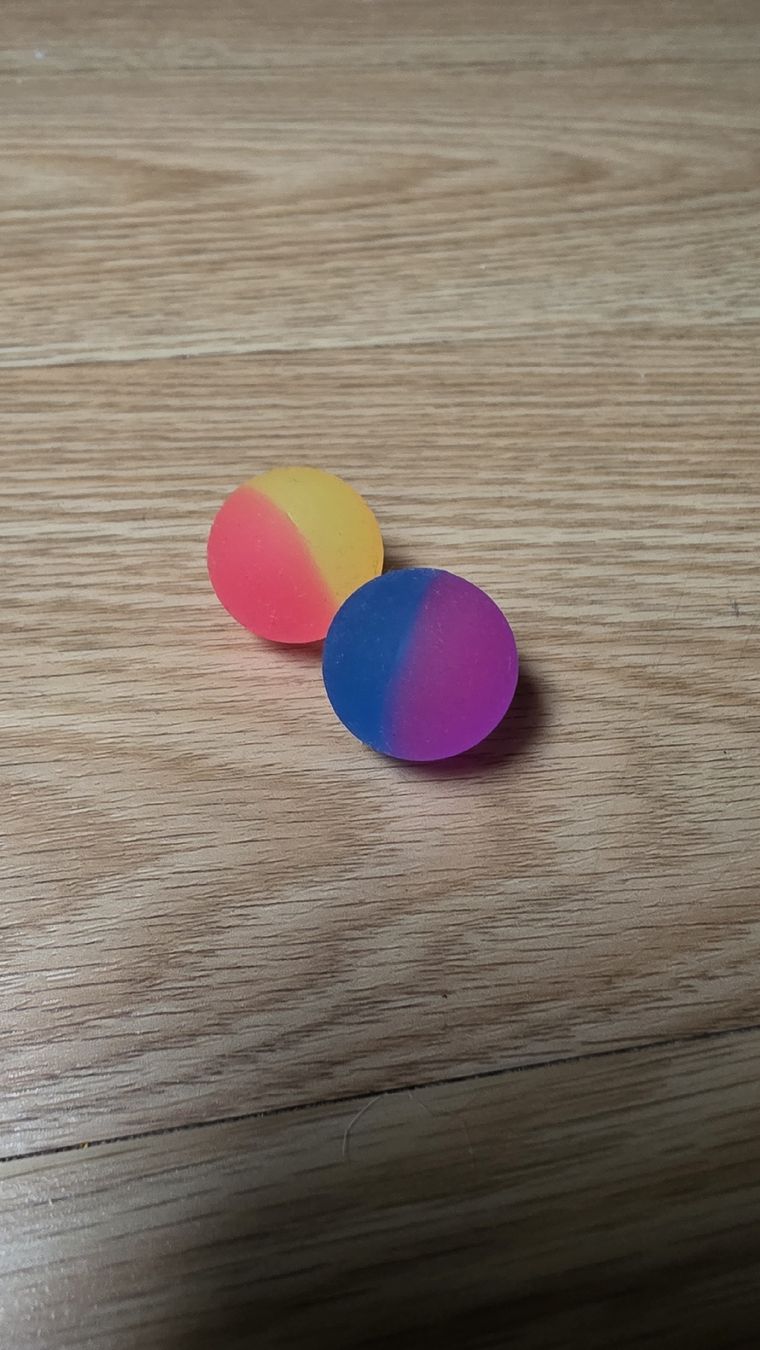Spielzeuge: 4 Springbälle - Flummis – Neu (gemäss Beschreibung) aus Egerkingen von flo_7r8x