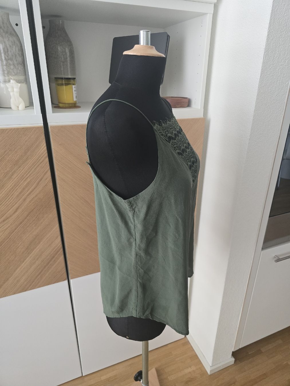 Top: Seiden Top olivgrün mit Spitze – Nuovo (secondo la descrizione) da Zürich venduto da ale_bg2x 1