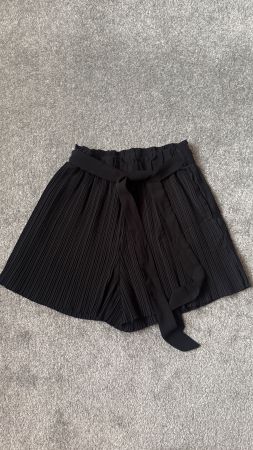 Schwarze Faltenshorts Grösse S guter Zustand