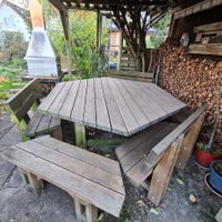 6 Eckiger Holztisch mit Bänken
