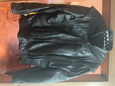 Schwarze Lederjacke