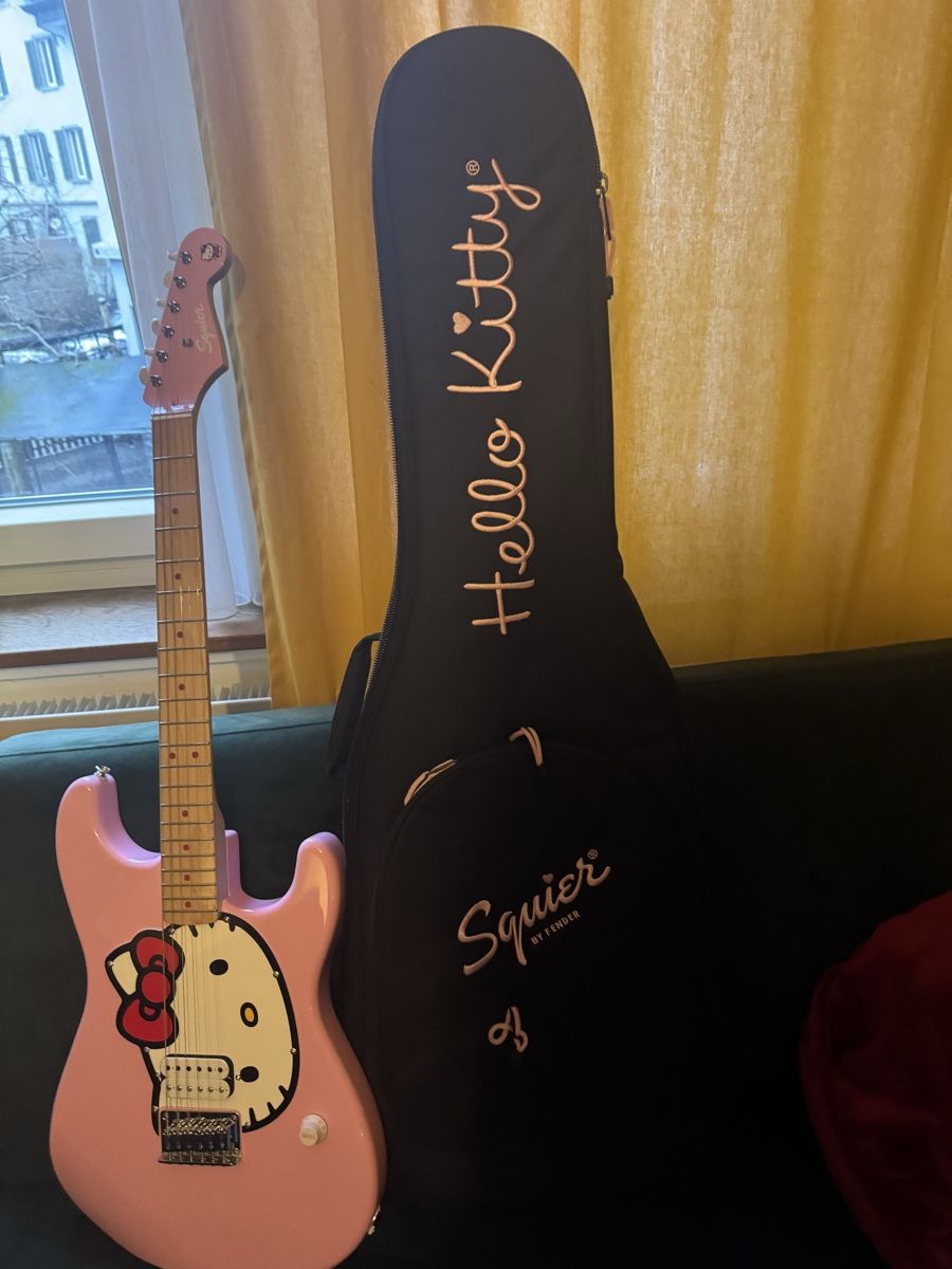 Squier Musikinstrumente: Squier by Fender Hello Kitty Limited Edition – Neu und originalverpackt aus Winterthur von Nino.Joel 3