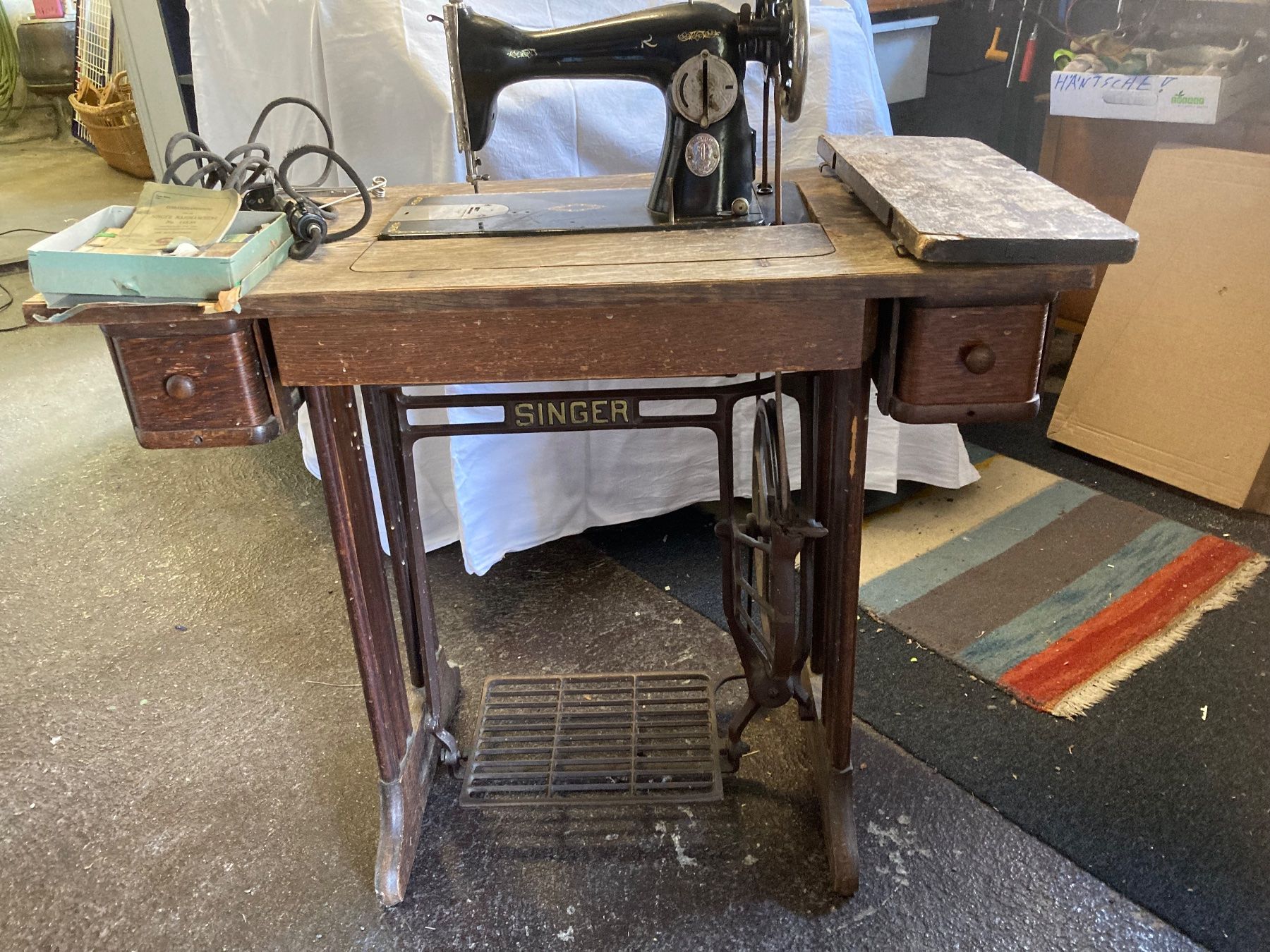 Singer Machines à coudre: Alte Singer Nähmaschine 1932 – Défectueux à schönenwerd par Isru3