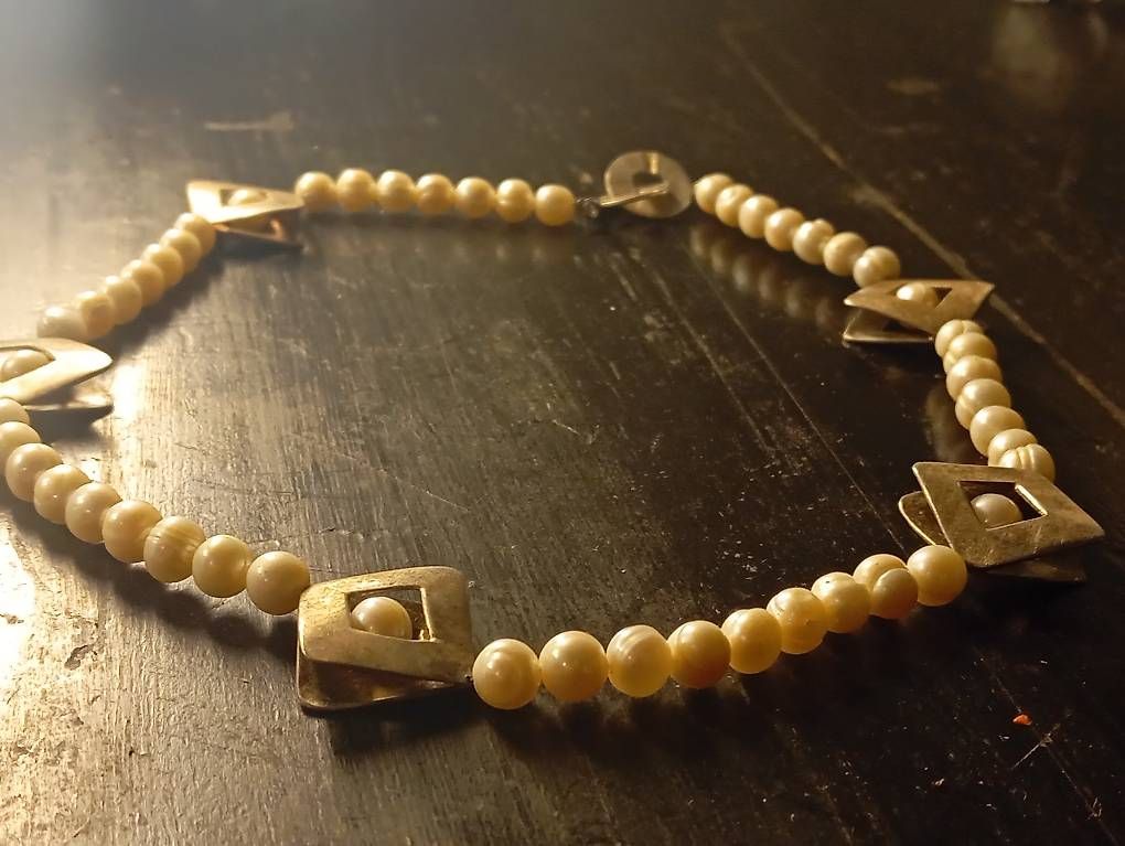 Ketten: Elegante Perlenkette mit silbernen Details 925 – Gebraucht aus Basel von Petergunn 2