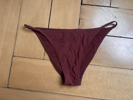 Bordeauxrote Bikinihose, Grösse S