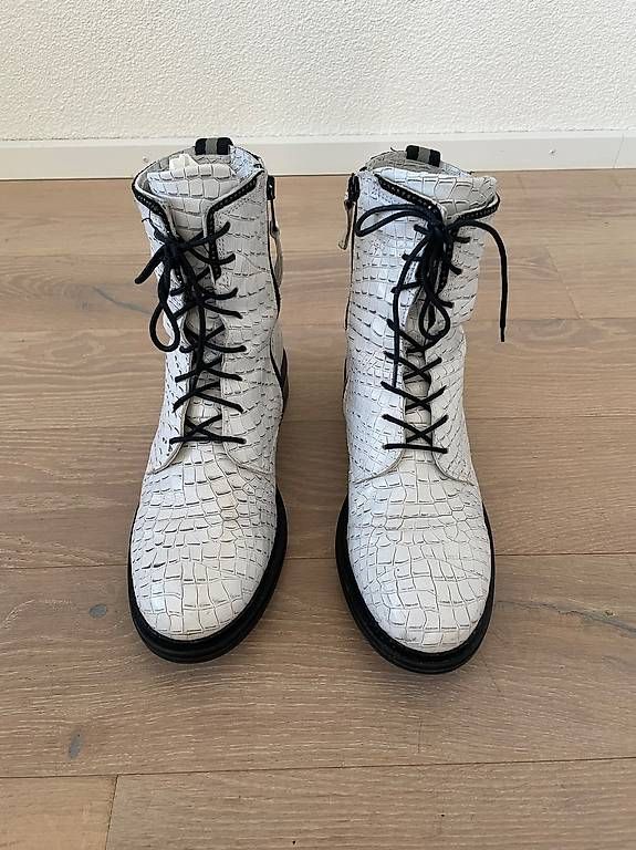 Damenschuhe: Damen Schnürboots ,Kroko-Optik, Echtleder  – Gebraucht aus Küssnacht am Rigi von ter_6yjb