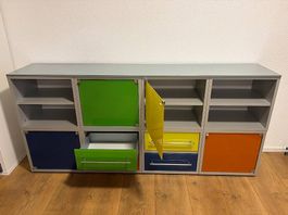 Flexibles 8-teiliges Regal mit farbigen Glastüren