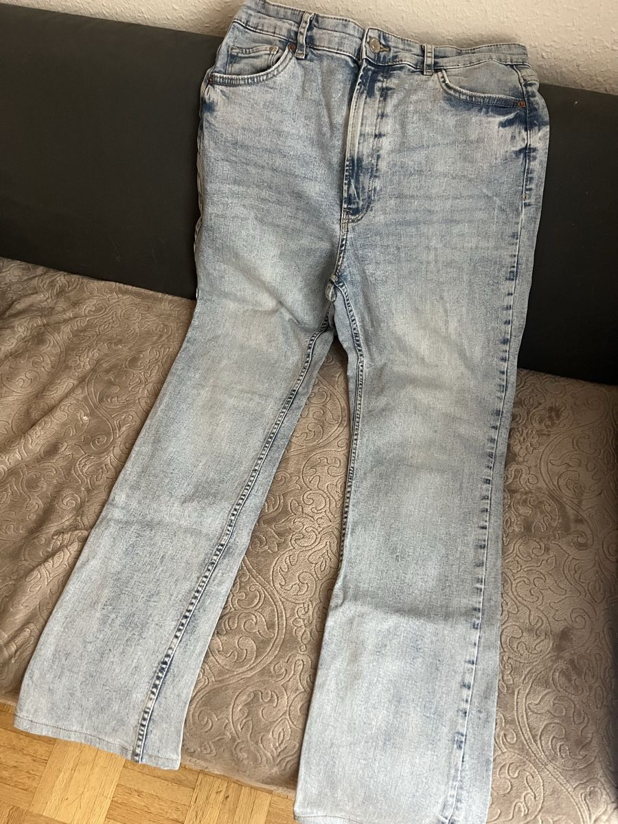 Bershka Jeans: Jeans bleus clair femme  – Neu (gemäss Beschreibung) aus Genève von soraia.simao 1