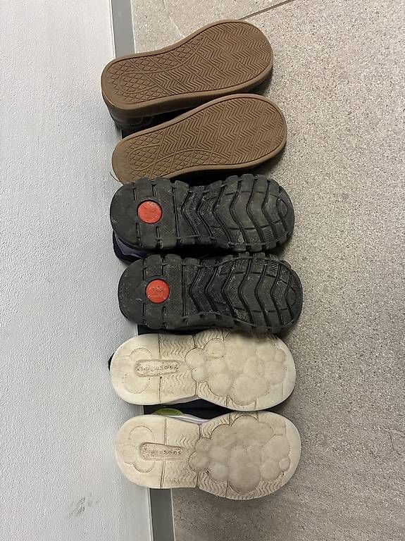 Scarpe per ragazzi: 3 Paar Kinderschuhe 25 – Usato da Starrkirch-Wil venduto da Mira114 1