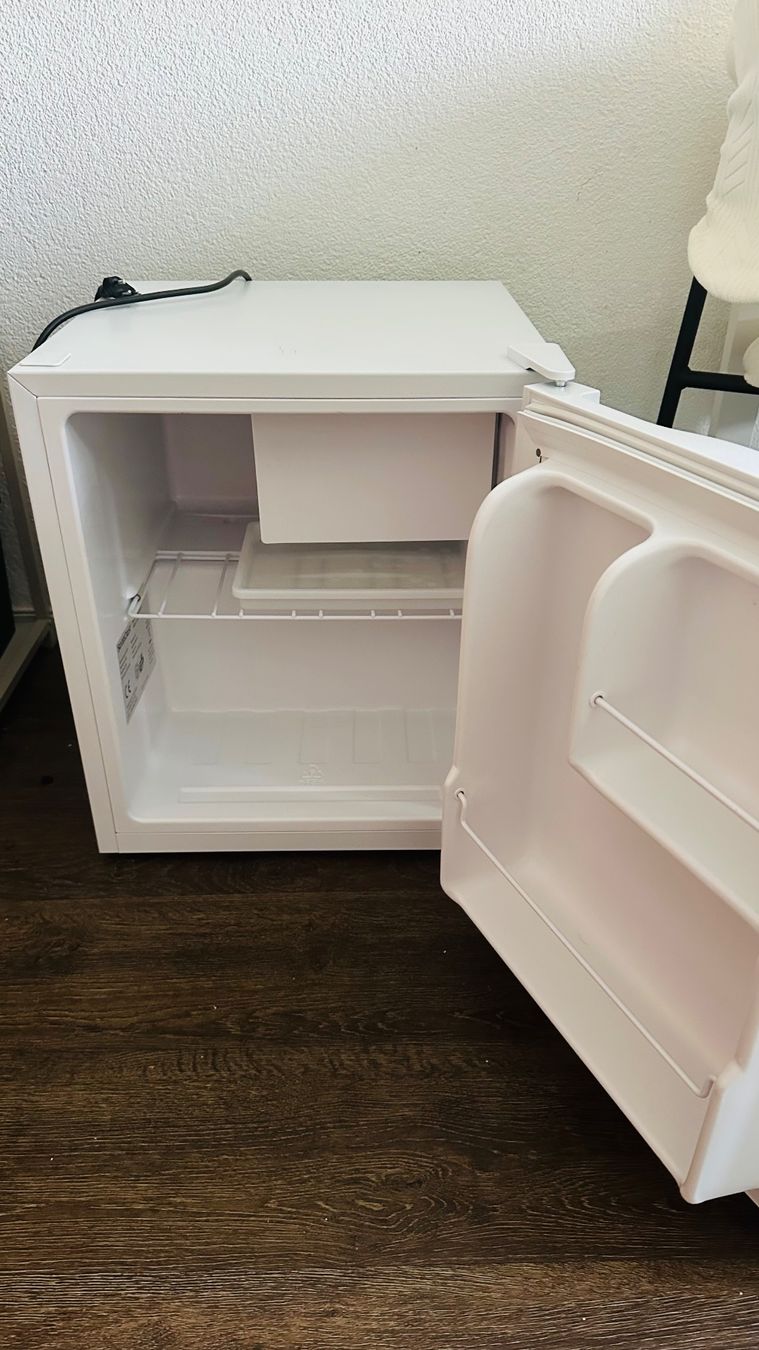 Frigoriferi: Mini Kühlschrank SilverCrest SMK 41 – Usato da Winterthur venduto da Iryna_Valerii 1